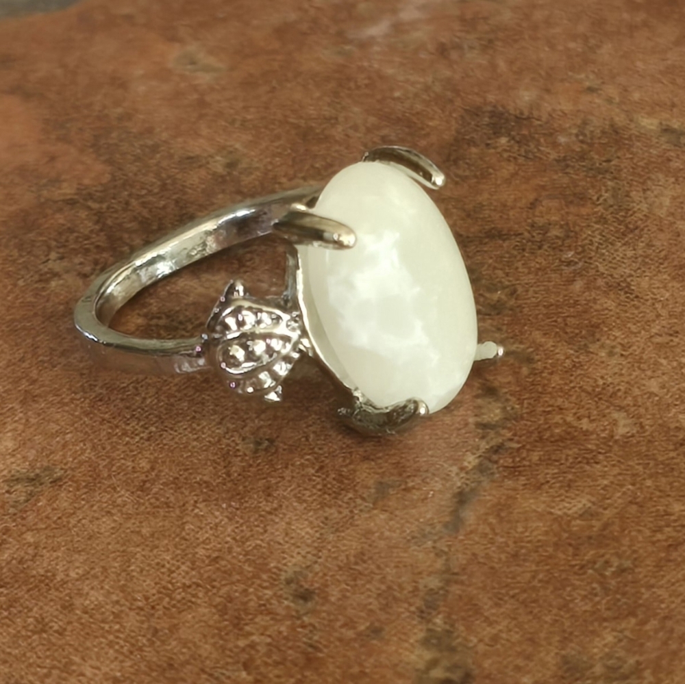 MILKY  WHITE  QUARTZ  POLISHED CABECHON NEW SIZE 5 FASHIONISTA RING